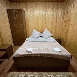 Номер эконом с 2 односпальными и 1 двуспальной кроватью