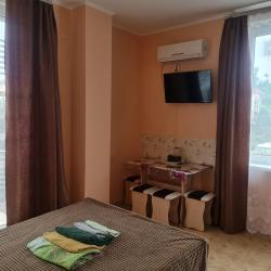 Номер стандарт с 1 двуспальной, 1 двухъярусной кроватью и балконом