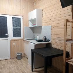 Коттедж эконом с 2 односпальными кроватями и 1 двухъярусной кроватью