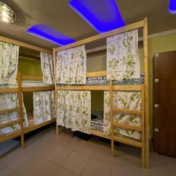 Кровать в 10-местном общем мужском номере.  Корпус 