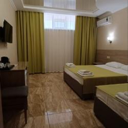 Комната стандарт с 1 односпальной и 1 двуспальной кроватью (цокольный этаж)