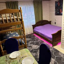 Номер улучшенный с 1 двуспальной кроватью и 1 двухъярусной кроватью