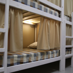 Кровать в 12-местном общем номере