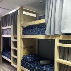 Кровать в 6-местном общем мужском номере