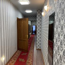 Номер стандарт с 2 односпальными кроватями и 2 двухъярусными кроватями (общие удобства)