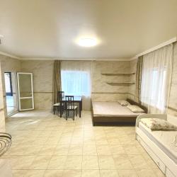 Номер люкс с 1 односпальной и 1 двуспальной кроватью