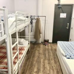 Кровать в 7-местном общем мужском номере