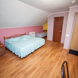 Номер улучшенный семейный с 1 односпальной и 1 двуспальной кроватью (мансарда)