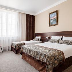 Номер стандарт с 1 односпальной и 1 двуспальной кроватью