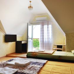 Номер стандарт семейный с 2 односпальными и 1 двуспальной кроватью