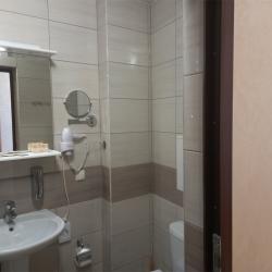 Номер стандарт с 1 двуспальной кроватью c боковым видом на море