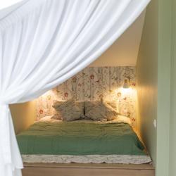 Номер стандарт семейный с 2 односпальными и 1 двуспальной кроватью (мансарда)