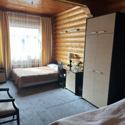 Номер стандарт с 1 односпальной и 1 двуспальной кроватью