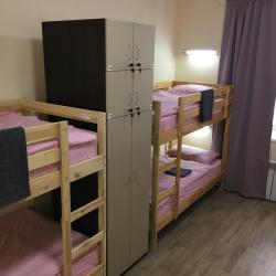 Кровать в 8-местном общем женском номере