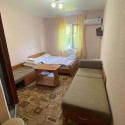 Комната стандарт с 1 односпальной и 1 двуспальной кроватью