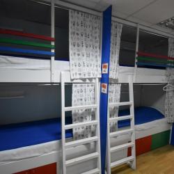Кровать в общем мужском номере с 3-мя двухъярусными кроватями