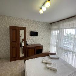 Номер стандарт с 1 односпальной и 1 двуспальной кроватью