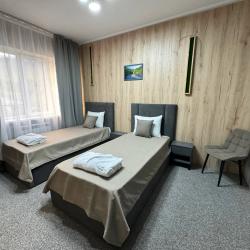 2-комнатный номер полулюкс с 2 односпальными и 1 двуспальной кроватью