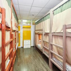 Кровать в 8-местном общем женском номере