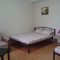 Комната стандарт с 1 односпальной или 1 двухъярусной кроватью и 1 двуспальной кроватью