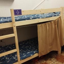 Кровать в 8-местном общем номере