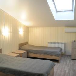 Номер стандарт с 2 односпальными кроватями (мансарда)