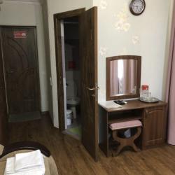 Комната полулюкс с 2 односпальными кроватями и креслом