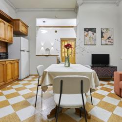 Фото Отель FlatStay Некрасова 60 | Большая 3шка в красивом доме с историей. С эркером, камином, высокими потолками и балконом