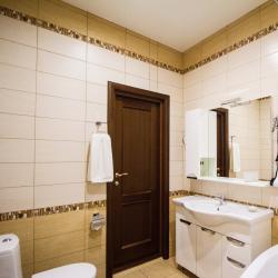 Номер полулюкс комфорт с 1 двуспальной кроватью