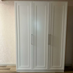 Номер люкс с 2 односпальными и 1 двуспальной кроватью