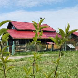 Красный коттедж на 10 мест с баней