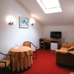 Номер стандарт с 1 двуспальной кроватью (мансарда)