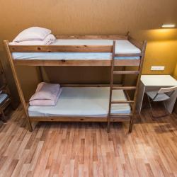 Кровать в 8-местном мужском номере (общие удобства)