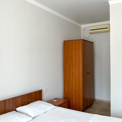 Номер стандарт с 2 односпальными и 1 двуспальной кроватью