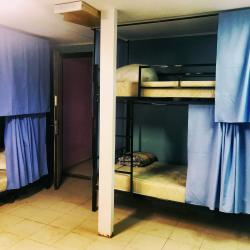 Кровать в общем мужском  номере с 3-двухъярусными кроватями 12м²