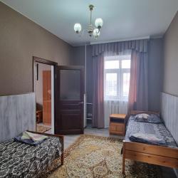 2-комнатный номер улучшенный эконом с 3 односпальными и 1 двуспальной кроватью