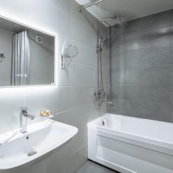 Номер люкс с двуспальной кроватью