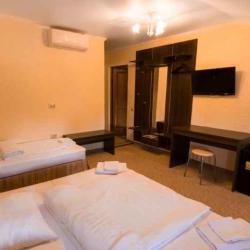 Номер стандарт семейный с 1 односпальной и 1 двуспальной кроватью