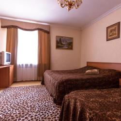Номер стандарт с 1 односпальной и 1 двуспальной кроватью