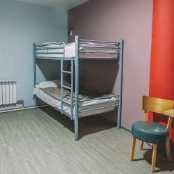 Кровать в 6-местном общем мужском номере