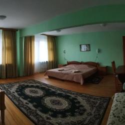 Номер эконом с 1 односпальной и 1 двуспальной кроватью