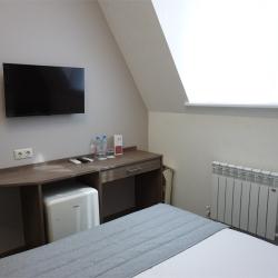 Номер стандарт с 1 двуспальной кроватью (вид на улицу)