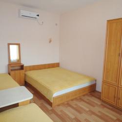 Комната стандарт с 1 односпальной и 1 двуспальной кроватью