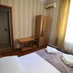Комната стандарт с 1 двуспальной кроватью и 1 двухъярусной кроватью
