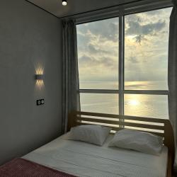 Фото Отель Шикарная 2-комнатная квартира у моря нас проспекте 100-летия 163