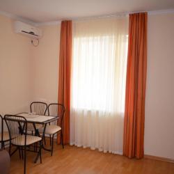 Номер стандарт с 1 двуспальной кроватью и диваном