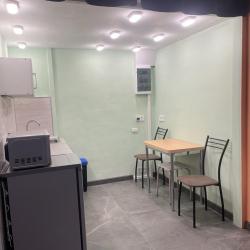 Кровать в номере студия