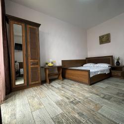 Комната комфорт с 1 односпальной и 1 двуспальной кроватью на 1 этаже