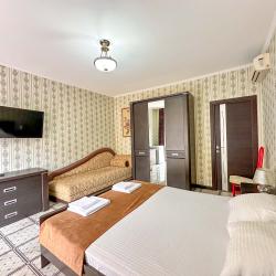 Номер стандарт с 2 односпальными и 1 двуспальной кроватью