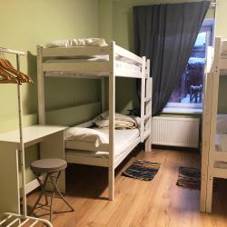 Кровать в мужском 8-местном номере (удобства на этаже)